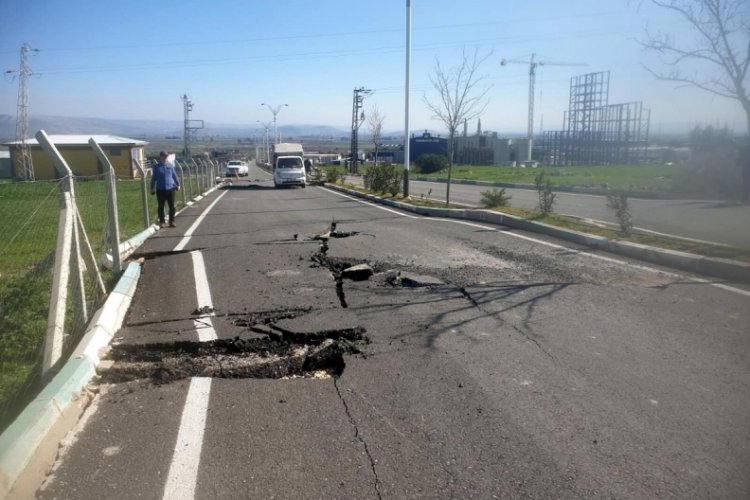 Afet b&ouml;lgesinde ulaşım yollarındaki hasarlar raporlandı