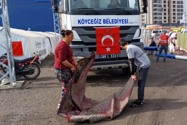 İskenderun'da sağanak  yağış depremzedelere zor anlar yaşattı