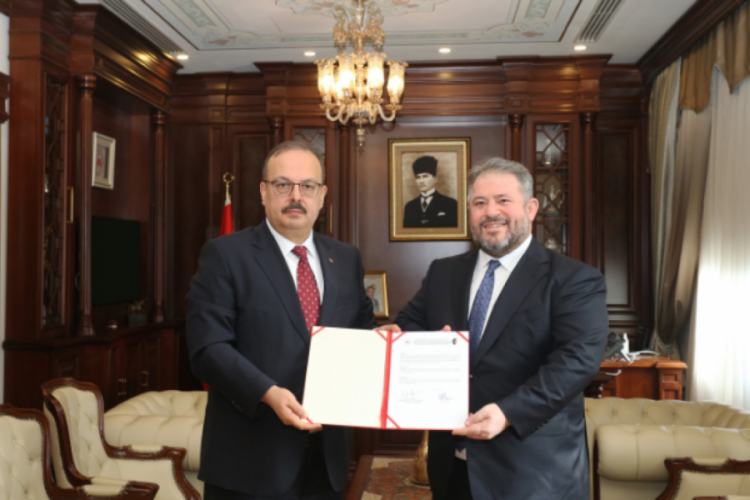 Bursa Valisi Canbolat ile İzzet Alag&ouml;z arasında imza protokol&uuml;
