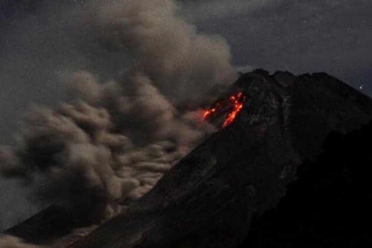 Merapi yanardağında volkanik hareketlilik s&uuml;r&uuml;yor