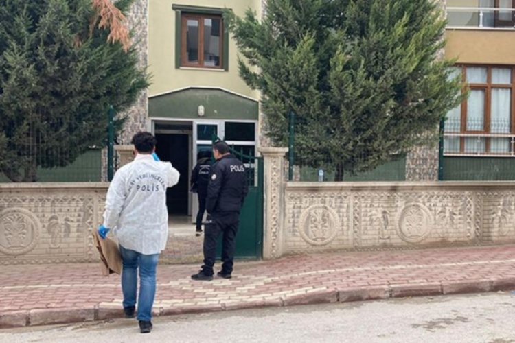 Tartıştığı annesini bı&ccedil;aklayıp, kendini eve kilitledi