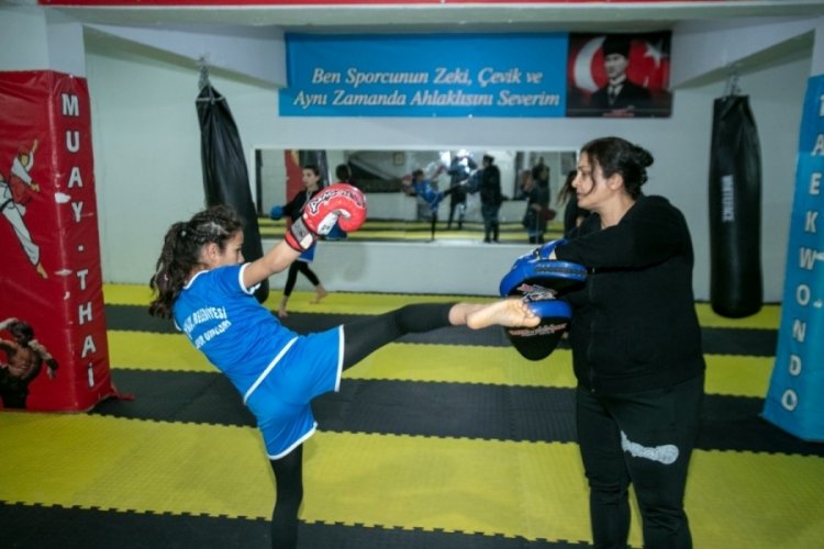Muay Thai sporcusu Vasfiye Benek, T&uuml;rkiye şampiyonu oldu
