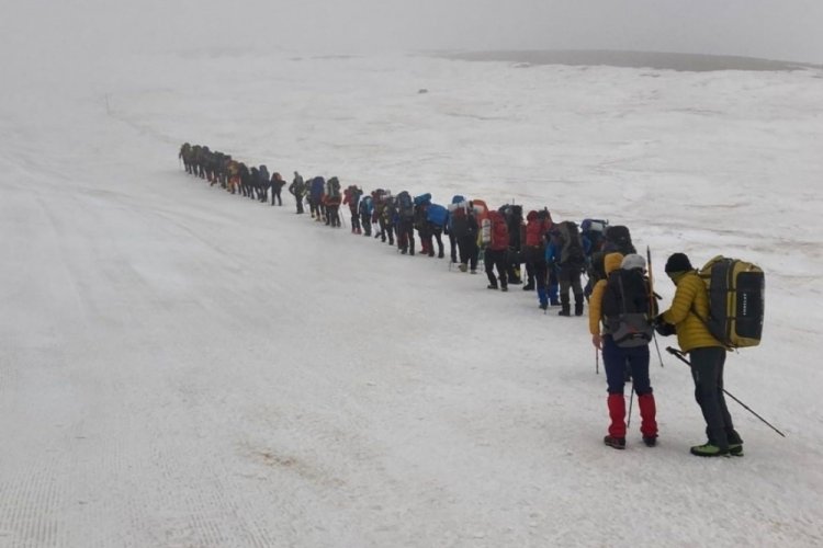 Kayseri'de deprem şehitlerini Erciyes zirvesinde andılar
