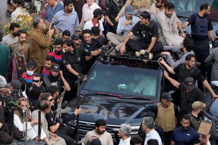 Eski Pakistan Başbakanı Khan'ın destek&ccedil;ileri polisle &ccedil;atıştı