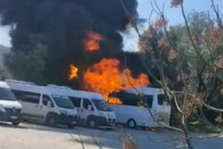 Bodrum'da okul servisi, alev alev yandı