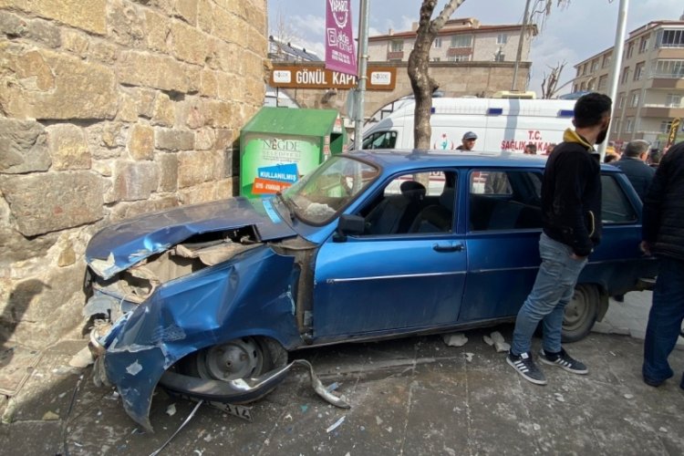 Niğde'de s&uuml;r&uuml;c&uuml; &ouml;nce yayaya sonra cami duvarına &ccedil;arptı