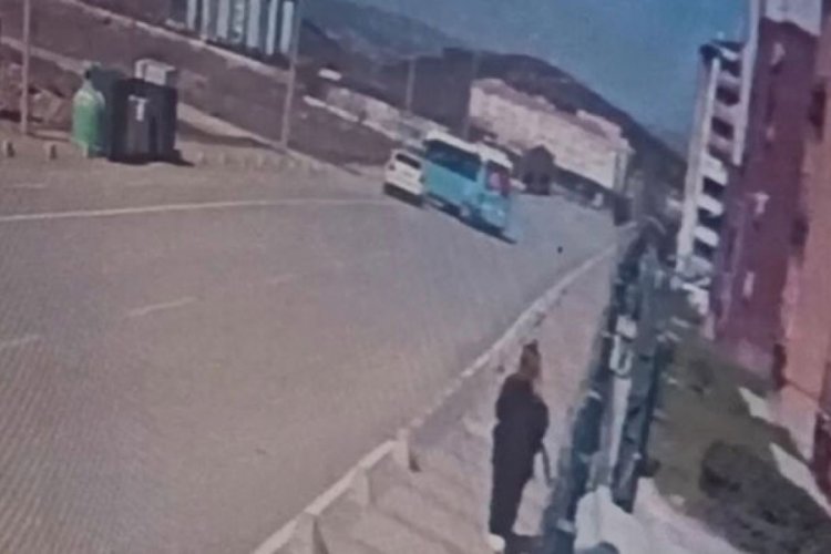Edirne'de otomobil ile minib&uuml;s &ccedil;arpıştı: 1'i ağır 5 yaralı