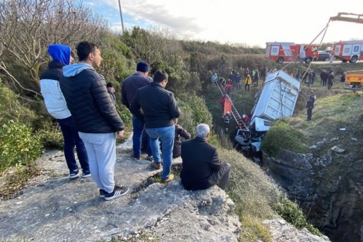 Kocaeli'nde &ccedil;&ouml;p kamyonu u&ccedil;urumda asılı kaldı: 3 yaralı