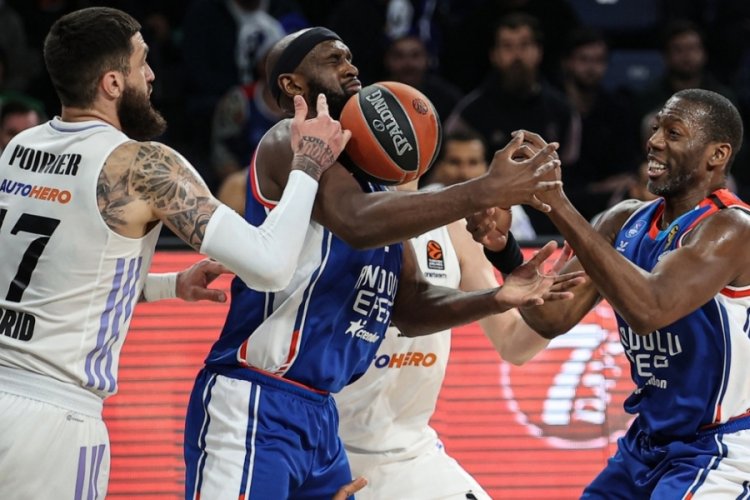 Anadolu Efes, Real Madrid'i tek farkla ge&ccedil;ti