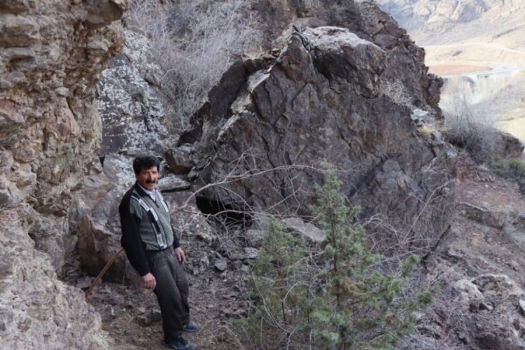 Erzurum'da depremde kopan kaya, vatandaşları korkutuyor