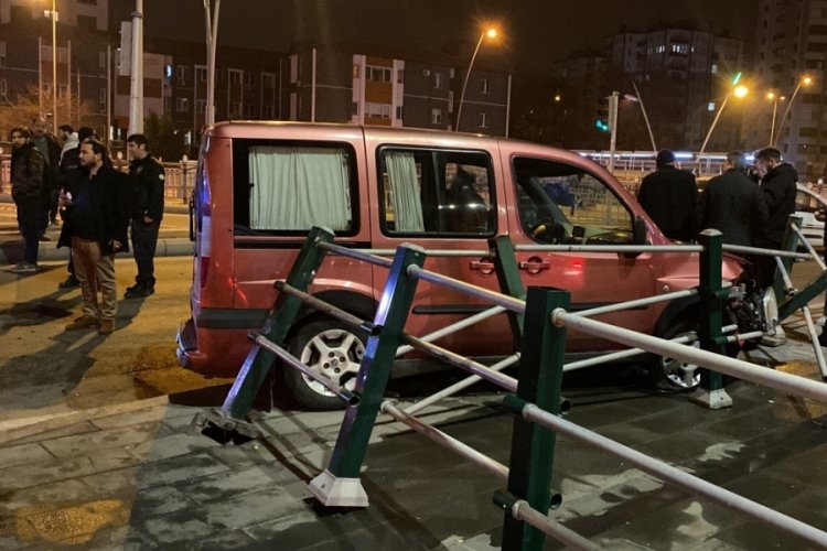 Kayseri'de 3 otomobil &ccedil;arpıştı