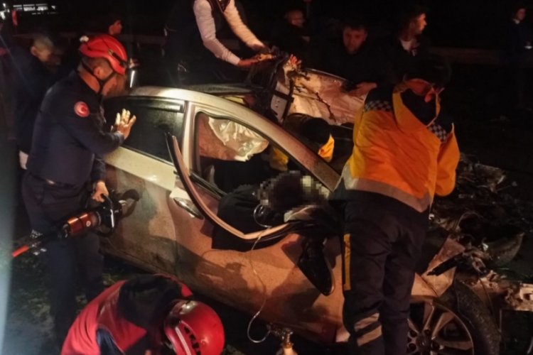 Balıkesir'de &uuml;&ccedil; ara&ccedil; birbirine girdi, &ouml;l&uuml; ve yaralılar var