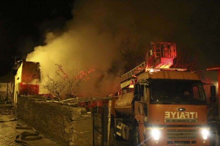 Uşak'ta binanın bir b&ouml;l&uuml;m&uuml; yıkılarak felaketin &ouml;n&uuml;ne ge&ccedil;ildi