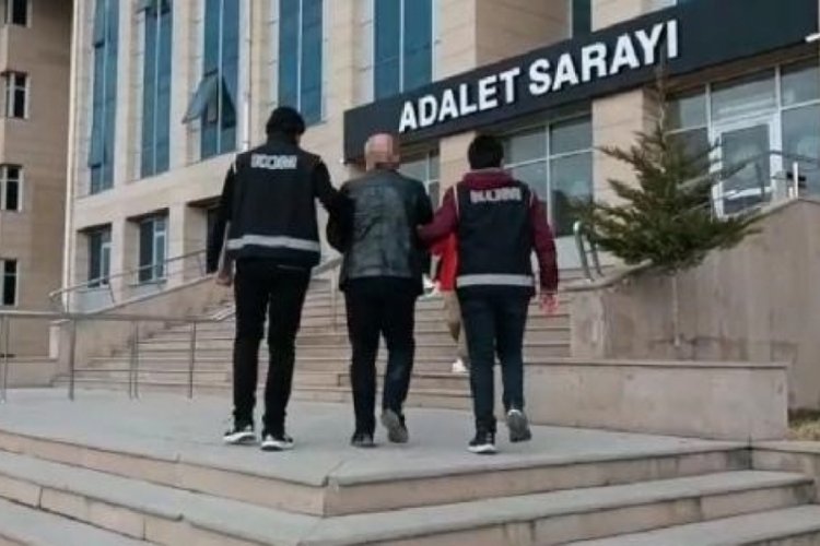 Adıyaman'da yıkılan sitenin m&uuml;teahhidi İran'a ka&ccedil;arken yakalandı
