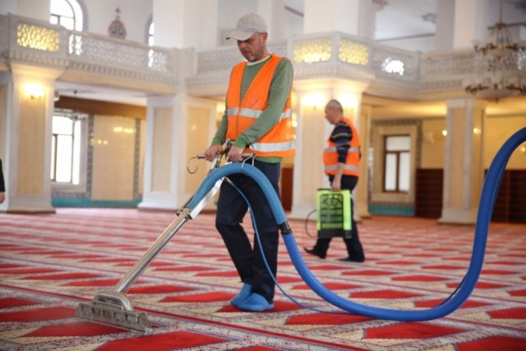 Bursa'da ibadethanelerde temizlik zamanı
