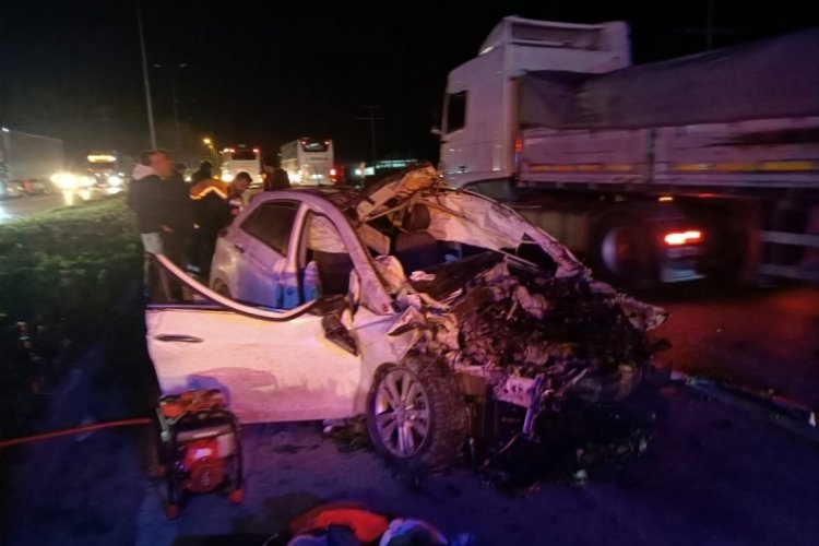 Balıkesir'de otomobil ile kamyon &ccedil;arpıştı; 1 &ouml;l&uuml;, 2 yaralı