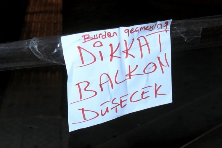 İstanbul'da balkonun &ccedil;&ouml;kme riskiyle kaldırım kapatıldı