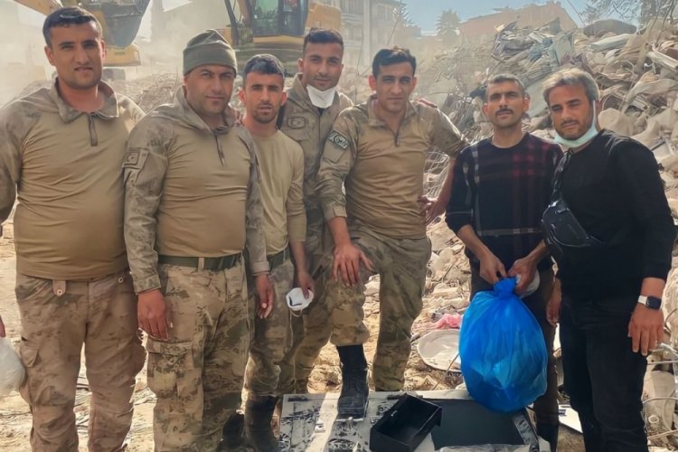 Hatay'da enkazda bulunan 1 kilogram altın ekipler tarafından sahibine teslim edildi