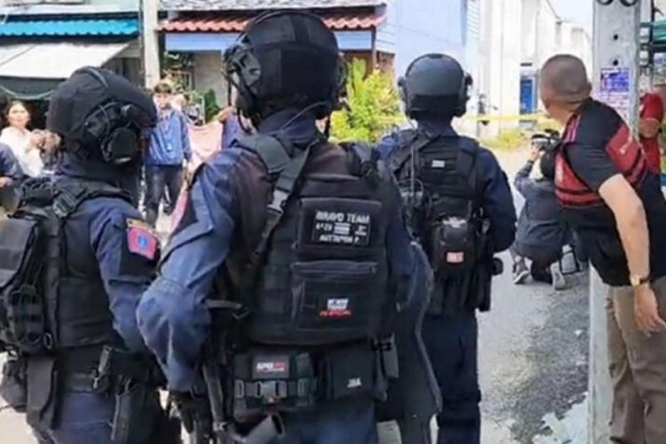 Tayland'da polis m&uuml;fettişine 24 saat s&uuml;ren operasyon