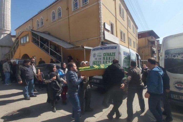 Kocaeli'nde &uuml;zerine demir kapı d&uuml;şen &ccedil;ocuk hayatını kaybetti