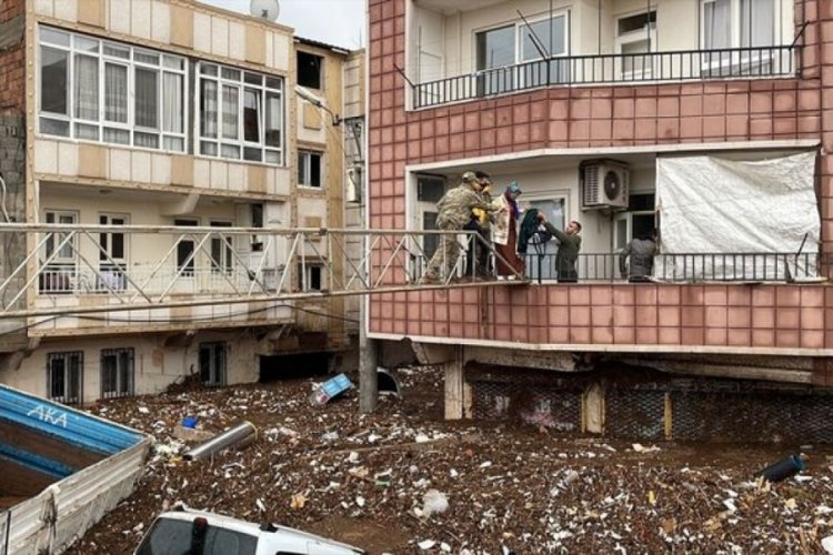Şanlıurfa'da sel nedeniyle mahsur kalanları kurtarma &ccedil;alışmaları s&uuml;r&uuml;yor