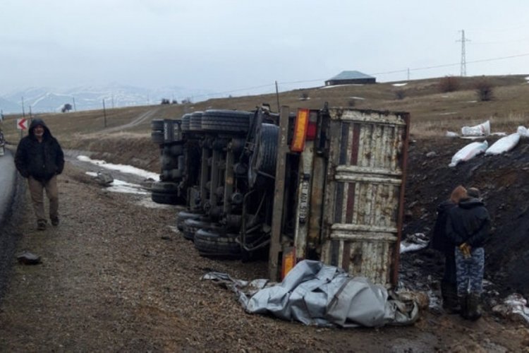 Bing&ouml;l'de tır şarampole devrildi: 1 yaralı