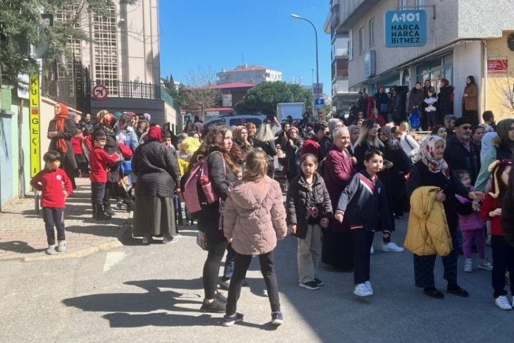 İstanbul'da velilerden okul &ouml;n&uuml;nde eylem