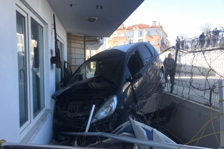 Sakarya'da erkek s&uuml;r&uuml;c&uuml; dairenin balkonuna girdi