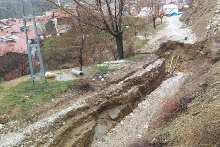 Adıyaman'da heyelan 1 iş makinesi ve otomobili yuttu