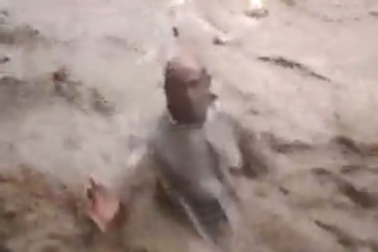Sele kapılan vatandaşa el uzatmak yerine video &ccedil;ekti