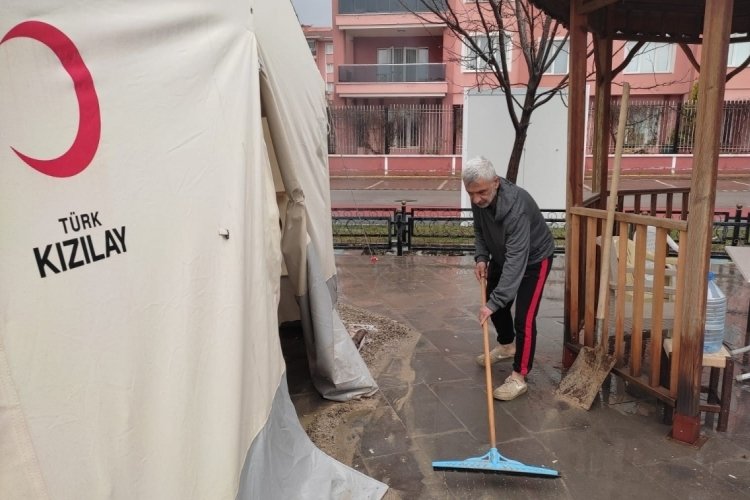 Malatya'da depremzedelerin &ccedil;adırlarını su bastı