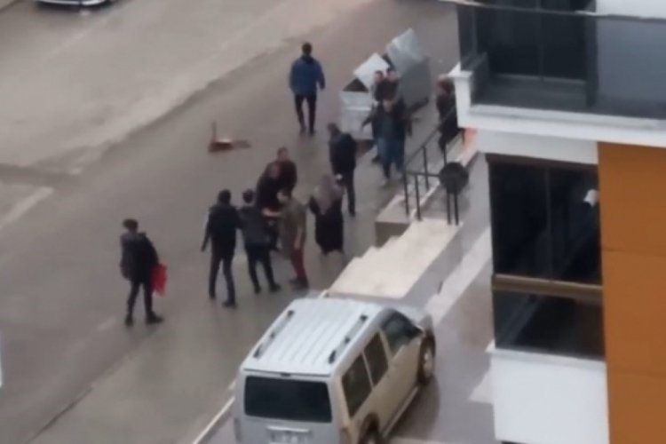 Elazığ'da sağanak altında dakikalarca kavga ettiler