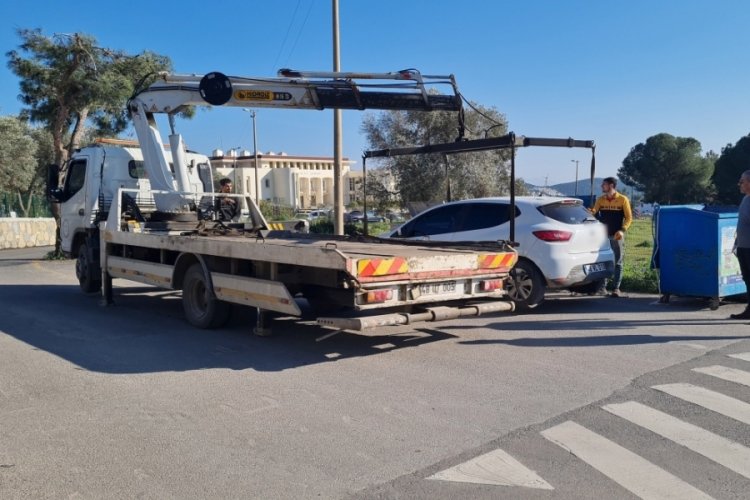 Muğla'da polisten ka&ccedil;arken kaza yaptı, kovalamaca sonucu yakalandı