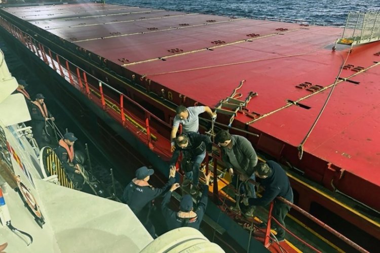 Muğla'da ticari gemide rahatsızlanan vatandaşa tıbbi tahliye