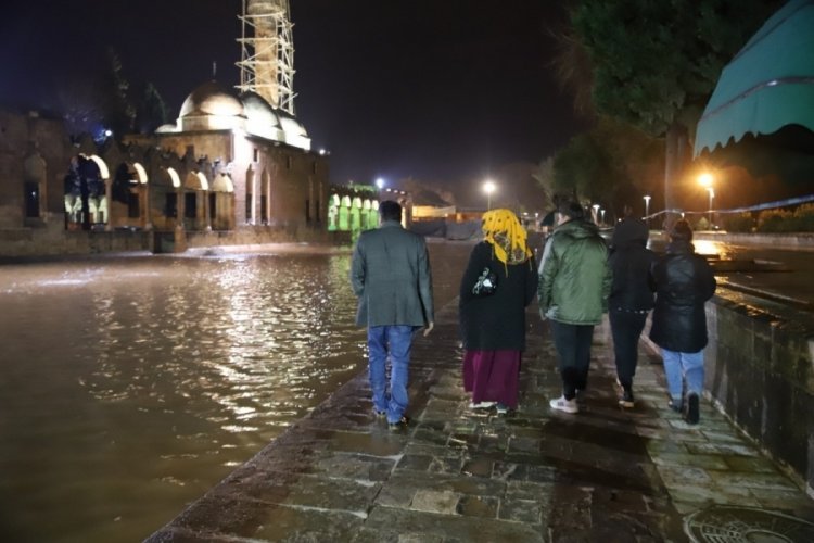 Şanlıurfa'da Balıklıg&ouml;l'&uuml;n suyu temizleniyor