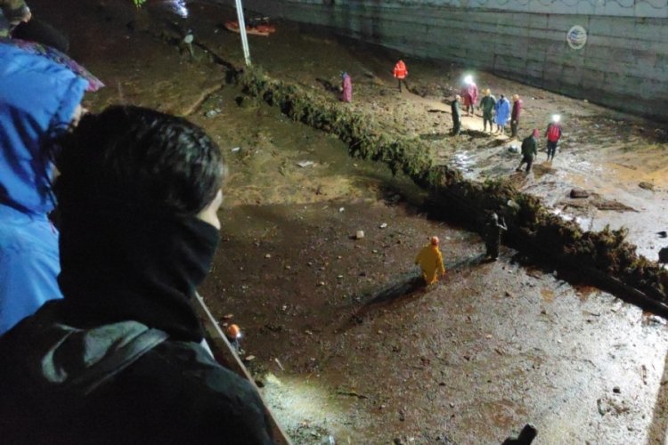 Şanlıurfa'da selin vurduğu k&ouml;pr&uuml;l&uuml; kavşakta arama &ccedil;alışmaları s&uuml;r&uuml;yor