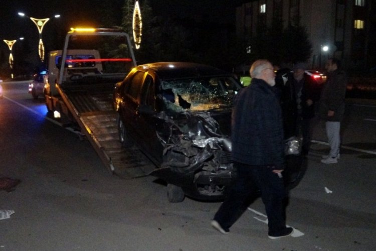 Kocaeli'nde otomobil tıra arkadan &ccedil;arptı: 2 yaralı