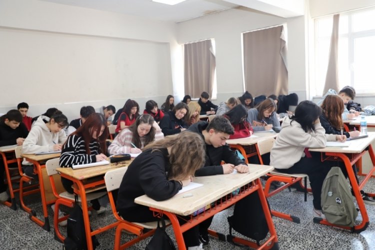 Bursa'dan Van'a Uzanan Mektup Kardeşliği 2.Yılında &ouml;ğrencilerin y&uuml;z&uuml;n&uuml; g&uuml;ld&uuml;rd&uuml;