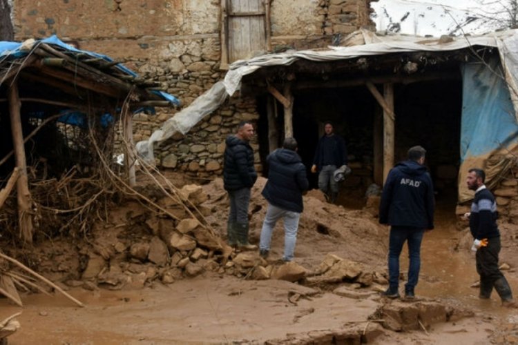 Bitlis'teki g&ouml;let taştı: 210 dekar tarım alanı zarar g&ouml;rd&uuml;