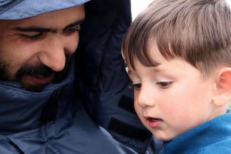 3 yaşındaki &ccedil;ocuk, ailesinin ve komşularını kurtardı