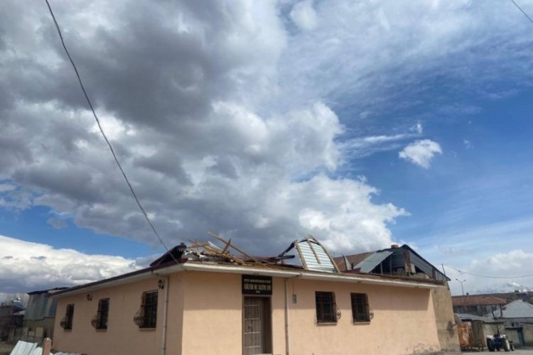Erzincan'da hortum! Ortalık savaş alanına d&ouml;nd&uuml;