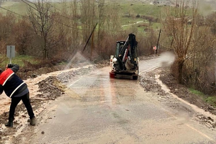 &Ccedil;ayın taşmasıyla kapanan Tunceli- Ovacık yolu a&ccedil;ıldı