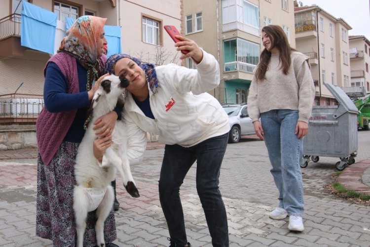 Evinde beslediği kuzu Kırşehir'in maskotu oldu
