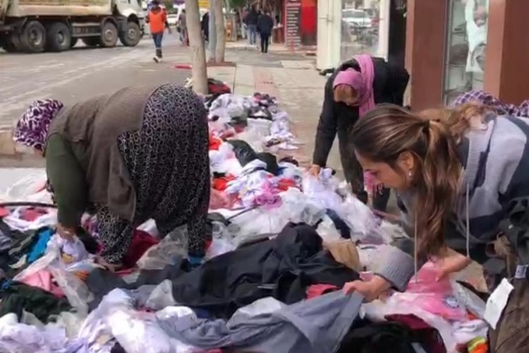 Hatay'da işyerini su basan esnaf, &uuml;r&uuml;nleri vatandaşa dağıttı
