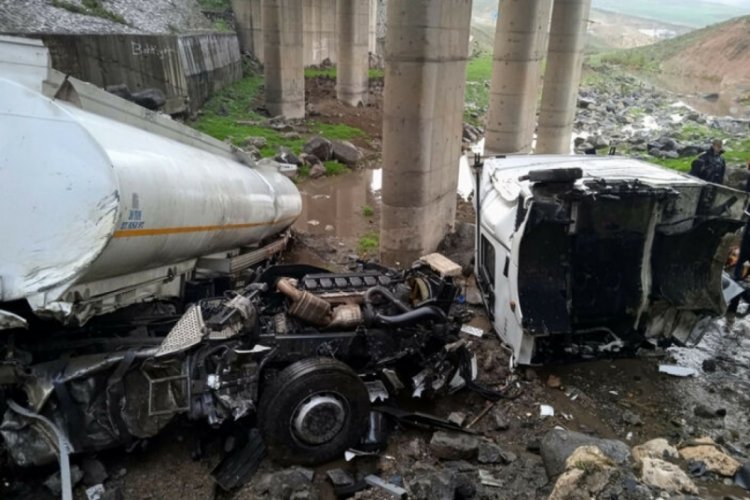 Şırnak'ta ilerleyen tanker 15 metre y&uuml;ksekten d&uuml;şt&uuml;: Şof&ouml;r olay yerinde can verdi