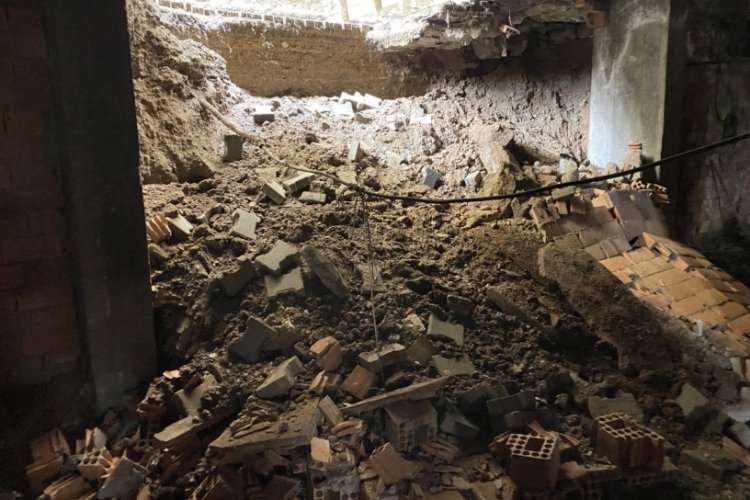 Diyarbakır'da sel nedeniyle apartmanın duvarları &ccedil;&ouml;kt&uuml;