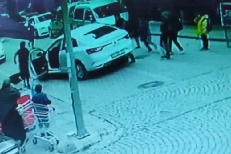 İstanbul'da otomobilin altından kalan kadını &ccedil;evredekiler kurtardı