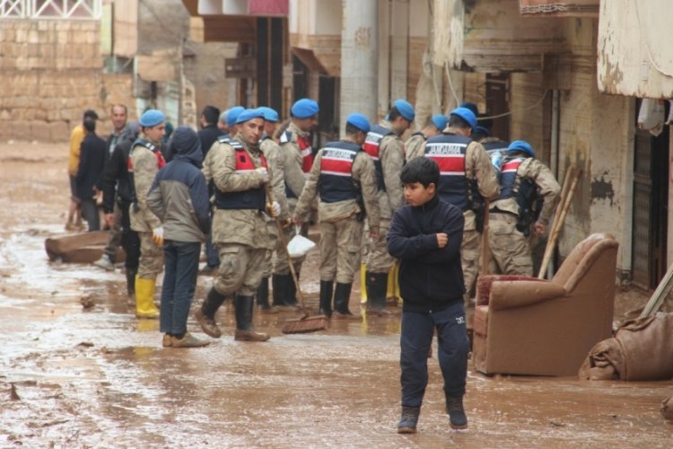 Jandarma selden etkilenen b&ouml;lgede yardıma koşuyor