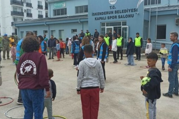 Hatay'daki polisler, &ccedil;ocukların y&uuml;z&uuml;n&uuml; g&uuml;ld&uuml;rd&uuml;