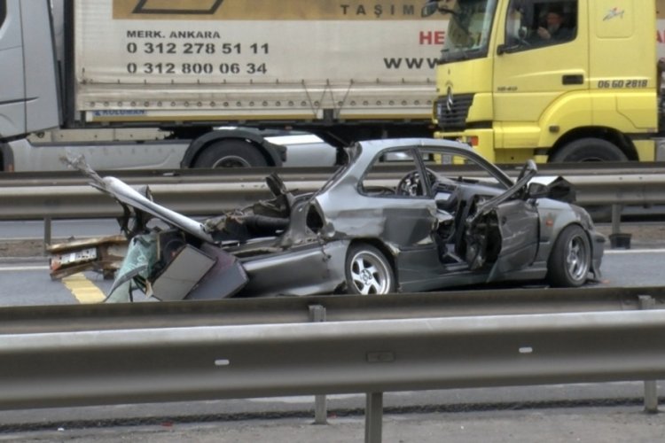 İstanbul'da otomobil TIR'a arkadan &ccedil;arptı: 3 &ouml;l&uuml;